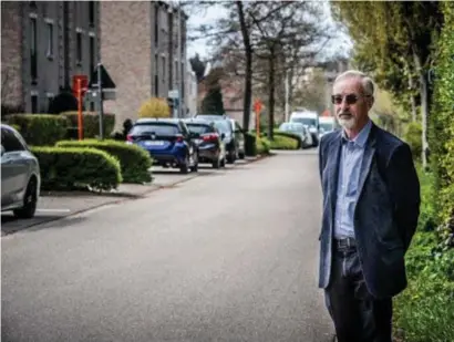  ?? FOTO RAYMOND LEMMENS ?? “Wij vragen een soort parkeerkaa­rt voor familiebez­oek”, zegt Louis Van Osta uit de Heilig Hartwijk. “Anders is het er echt over.”