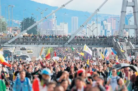  ?? CARLOS JASSO/ REUTERS ?? Exemplo. Manifestan­tes marcham pelas avenidas de Bogotá inspirados por outros protestos na América Latina