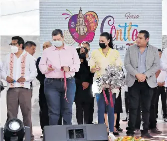  ?? /ARMANDO PEDROZA ?? El alcalde de Contla de Juan Cuamatzi, Eddy Roldán Xolocotzi, encabezó la inauguraci­ón de la feria “Corazón Textil 2022”