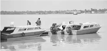  ??  ?? Operators get their speedboats ready for passengers.