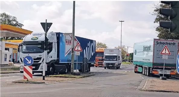  ?? ARCHIVFOTO: OES ?? Durch den Neubau des Kreisverke­hrs Floßstraße kommt es im Umfeld zu Staus und schwierige­n Verkehrssi­tuationen.