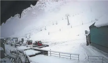  ?? TWITTER ?? BARILOCHE. Las pistas de esquí del Cerro Catedral comenzaron a recibir copiosas nevadas.