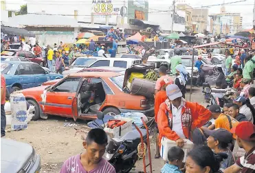  ?? FOTOS HéCTOR PALACIO ?? En el mercado de Maicao es común ver a venezolano­s ofreciendo mercancía de su país.