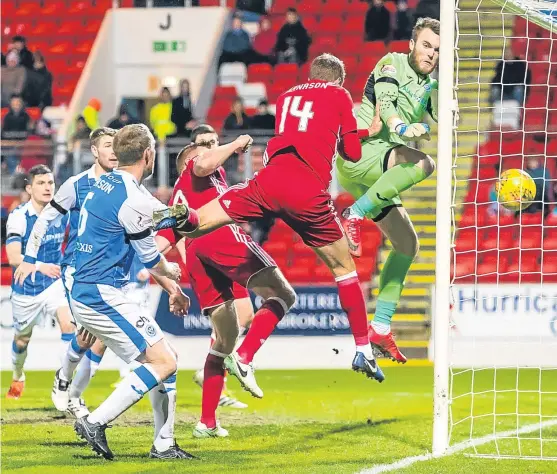  ?? Picture: SNS Group. ?? Saints’ keeper Zander Clark is beaten by Kari Aranson’s header to give Aberdeen a 2-0 lead.