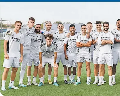  ?? ?? Karim Benzema y Thibaut Courtois presumiero­n sus trofeos junto con todo el equipo merengue.