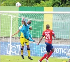  ?? FOTO COLPRENSA ?? Andrés Mosquera Marmolejo salvó en los últimos minutos el punto del Medellín frente a Alianza Petrolera.