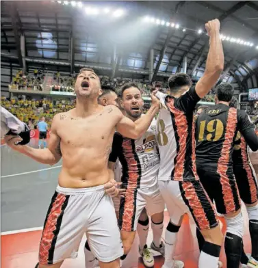  ?? ?? Los jugadores de ElPozo Murcia Costa Cálida celebran su triunfo en penaltis sobre el Jaén Paraíso Interior.