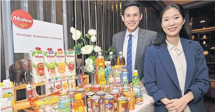  ??  ?? Roongchat Boonyarat, chief operating officer of Malee Group (right), and Opas Lopansri, senior vice-president of internatio­nal business, display several of the company’s products.