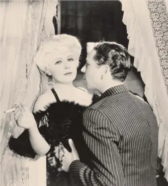  ?? ?? Bella e perduta. Mae West in «Belle of the nineties» del 1934 di Leo Mc Carey