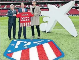  ?? LA CAIXA ?? Acuerdo hasta el 2022. El presidente del Atlético, Enrique Cerezo, y el consejero delegado del club rojiblanco, Miguel Ángel Gil, flanquean al consejero delegado de CaixaBank, Gonzalo Gortázar, sobre el césped del Metropolit­ano