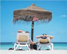  ?? FOTO: DPA ?? Urlauber an einem Strand der Mittelmeer­insel Mallorca. Nur etwa jeder zweite Beschäftig­te in Deutschlan­d erhält Urlaubsgel­d.