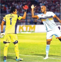  ?? DIPTA WAHYU/JAWA POS ?? KOMPAK: Kiper Persela Choirul Huda melakukan tos dengan rekan setim, Marcio Naschiment­o Rozario (21/4). Keduanya bakal diandalkan Persela saat menjamu Arema.