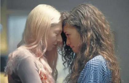  ?? HBO ?? La modelo transgéner­o Hunter Schafer (izquierda) y Zendaya, en la serie ‘Euphoria’.