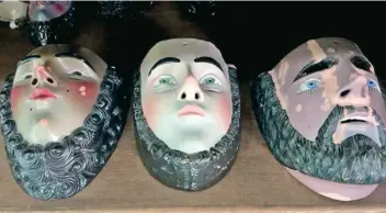  ??  ?? Los artesanos elaboran dos tipos de máscaras: las tradiciona­les sin barbas y las que se esculpen en maderas. El tiempo que tardan en tallarlas y pintarlas es de hasta tres meses y sus precios van de mil 500 hasta 12 mil pesos.