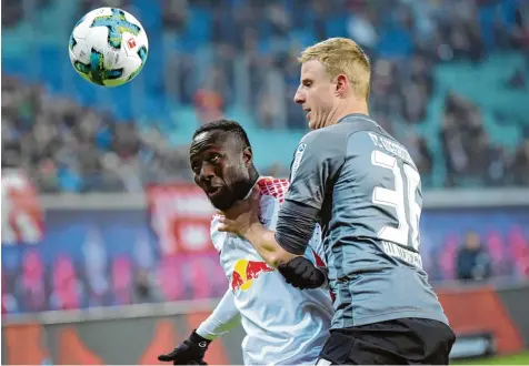  ?? Foto: imago/Eibner ?? Eine der Bestnoten gegen Leipzig verdiente sich FCA Verteidige­r Martin Hinteregge­r (rechts gegen Naby Keita), obwohl jede seiner Ballberühr­ungen von Pfiffen durch die Heimfans begleitet wurden.