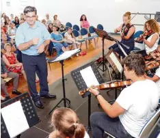  ?? Foto: Xaver Habermeier ?? Der Musiklehre­r Martin Göbel (Mitte) eröffnete mit dem Schulorche­ster das Sommer konzert in der Aula des Descartes Gymnasiums.