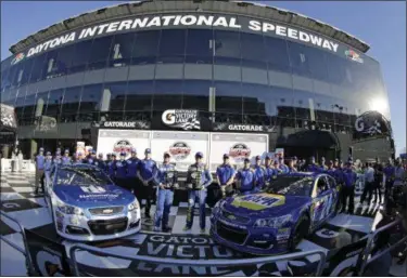  ?? TERRY RENNA — ?? Dale Earnhardt Jr., center left, and Chase Elliott, center right, display their front-row trophies with their crews after qualifying for the top two positions in the Daytona 500 on Feb. 19 at Daytona Internatio­nal Speedway.