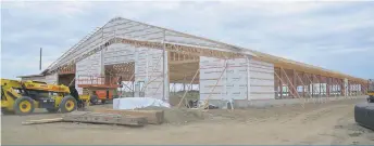  ??  ?? Une nouvelle étable de près de 30 000 pieds carrés est présenteme­nt en constructi­on à la Ferme Germec au coût de plus de 1 M$.