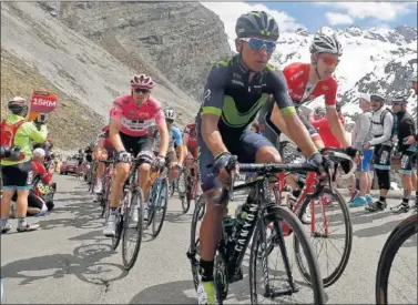  ??  ?? BATALLA EN LAS ALTURAS. Tom Dumoulin y Nairo Quintana, durante la subida al Stelvio.