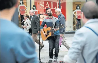  ?? Shuttersto­ck ?? El fin del efectivo derrumbó la recaudació­n de los artistas callejeros en España