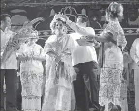  ??  ?? Coronación de Megan Rubete Aranda, reina de la tradiciona­l fiesta, en el Teatro del Pueblo, anteanoche