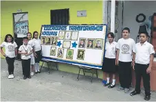  ??  ?? Alumnos de la Escuela Oswaldo López Arellano y su mural.