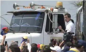  ?? AFP ?? El presidente encargado, Juan Guaidó, en el lado colombiano, antes de un intento de pasar la ayuda humanitari­a.