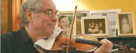  ??  ?? Dans Itzhak, Alison Chernick dresse le portrait du célèbre violoniste Itzhak Perlman. FILMS WE LIKE