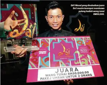  ??  ?? DA'I Niezal yang dinobatkan juara Da'i musim keempat membawa pulang hadiah wang tunai
RM50,000.