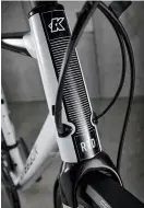  ??  ?? Below Cables and hoses, for the most part, are routed internally Bottom Shimano’s Ultegra groupset delivers high-quality shift performanc­e