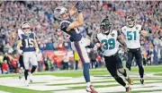  ?? [AP PHOTO] ?? New England Patriots wide receiver Danny Amendola (80) catches a touchdown pass in front of Jacksonvil­le Jaguars safety Tashaun Gipson (39) and linebacker Paul Posluszny (51) during the second half Sunday in Foxborough, Mass.