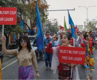  ?? FOTO: AP / NTB ?? Tusener går i gatene til tross for at de risikerer fengsel og tortur. Her fra Mandalay i Myanmar 11. februar.