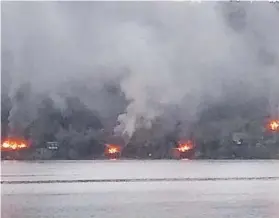  ??  ?? Casas incendiada­s en el lago Lanalhue, el pasado 28 de agosto.