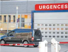  ?? FOTO: JEAN-FRANCOIS BADIAS/DPA ?? Leichenwag­en vor einem Straßburge­r Krankenhau­s: Das Elsass ist von der Corona-Pandemie besonders stark betroffen und wurde als Risikogebi­et eingestuft.