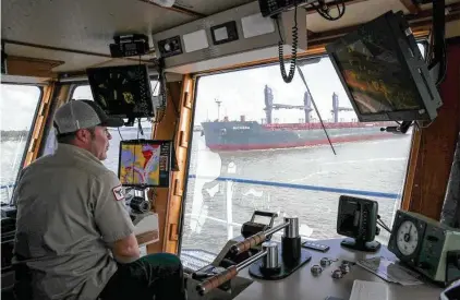  ?? Jon Shapley / Staff photograph­er ?? Paul Cousin, a relief captain, pilots a towboat on the Houston Ship Channel, a hard space for big ships to navigate.