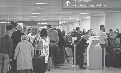  ?? MARK HENLE/THE REPUBLIC ?? Volaris’ travelers wait to check in for their flights Nov. 23 in Terminal 4 at Sky Harbor Internatio­nal Airport in Phoenix.