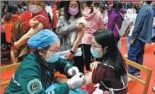  ?? WU LIUHONG / FOR CHINA DAILY ?? Students at Shanxi University, Taiyuan, receive free COVID-19 vaccinatio­ns on campus.