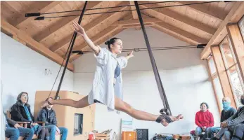  ?? FOTO: DIETMAR HERMANUTZ ?? Luftakroba­tik mit Marie Fenk unter dem Gebälk des neu geschaffen­en Raum Blau.