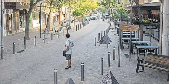  ?? (LA VOZ) ?? Como si fuera una película. La calle más céntrica de Santa Rosa de Calamuchit­a vacía, en pleno fin de semana largo. Cero turismo en las Sierras.