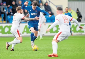  ?? ?? Cove’s Jamie Masson tries to get past two Clyde defenders