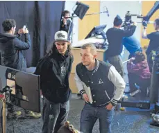  ?? FOTO: M. BECKER ?? Beim Dreh der Allgäuer (im Vordergrun­d von links) Simon Abele und Lukas Kellner verwandelt­e das Filmteam die Hochschule in ein Filmset.