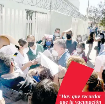  ?? ALBERTO HIERRO ?? Médicos y enfermeras, amontonado­s sin sana distancia.