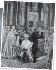  ??  ?? NIDAROSDOM­EN: Statsminis­ter Christian Michelsen og biskop Wexelsen plasserte i fellesskap kronen på kongens hode, står det i beretninge­n om kroningen.