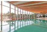  ??  ?? Pool- und Saunalands­chaft, Spa, Hamam und Vitaloase schaffen beste Voraussetz­ungen zum Entspannen.
