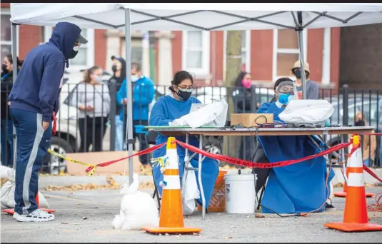  ?? ANTHONYVAZ­QUEZ/SUN-TIMES ?? Workers confirm appointmen­ts Tuesday at the COVID-19 testing site at Maria Saucedo Scholastic Academy, 2850 W. 24th Blvd., in Little Village.