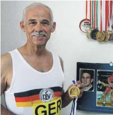  ?? FOTO: ARCHIV ?? Die Medaillens­ammlung von Fritz Reichle war schon 2009 groß. Mit dem Gewinn der 30. internatio­nalen Medaille hat er die große Bühne der Leichtathl­etik verlassen.