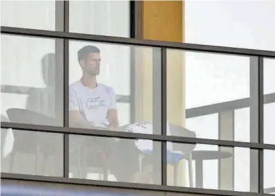  ?? Brenton Edwards / AFP ?? Novak Djokovic, en el balcón de su hotel en la ciudad de Adelaida.