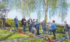  ?? FOTO: LENA REINER ?? „Wir müssen die Erinnerung wachhalten“, fordern die Teilnehmer der Gedenkfeie­r auf dem KZ-Friedhof.