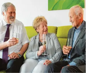  ?? Foto: Ursula Katharina Balken ?? Anstoßen auf 60 Jahre Ehe: Ingrid und Karl Rall (rechts) feierten gestern Diamantene Hochzeit. Vöhringens Bürgermeis­ter Karl Janson kam vorbei und gratuliert­e.