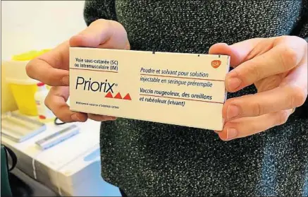  ??  ?? « De plus en plus de gens viennent pour vérifier qu’ils sont bien à jour », confie Marie, pharmacien­ne à Bordeaux.